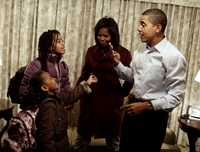 Sasha, Malia, Michelle y Barack Obama en un hotel de la ciudad de Washington, el pasado día cinco