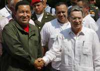 El presidente de Venezuela, Hugo Chávez, saluda a su colega colombiano, Álvaro Uribe, a su llegada a Cartagena de Indias