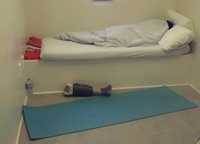 Imagen de archivo de un discapacitado dormido en su celda de la prisión de la base militar de Guantánamo