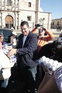 En busca de ganar simpatías para el Partido del Trabajo, el senador Alejandro González Yáñez repartió ayer huevos a los transeúntes de la plaza de armas de la ciudad de Durango