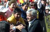 EN DEFENSA DE LA ECONOMÍA POPULAR. Andrés Manuel López Obrador saluda a los asistentes a la asamblea informativa que se llevó a cabo en el Zócalo de la ciudad de México, donde señaló: "todo apunta, desgraciadamente, a que la situación en general va a empeorar. La crisis de Estados Unidos nos afectará más de la cuenta por la debilidad de nuestra economía"