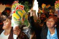 Simpatizantes del presidente Evo Morales celebran en La Paz, Bolivia, el triunfo del sí  en el referendo sobre la nueva Constitución