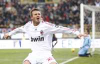 El inglés David Beckham, quien está a préstamo con el equipo rossonero, festeja la anotación que le marcó al Bolonia