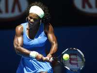 Serena Williams devuelve un tiro de Victoria Azarenka en el primer set del juego disputado en el Abierto de Australia