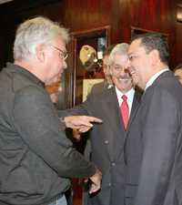 Felipe González, Ricardo García Cervantes y Germán Martínez, durante el foro México ante la crisis