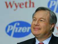 Jeffrey Kindler, presidente ejecutivo de Pfizer, durante la conferencia de prensa donde anunció la fusión con su rival estadunidense Wyeth