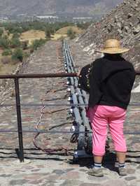 Una turista observa, ayer, las luminarias instaladas en Teotihuacán
