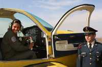 La cadete Andrea Cruz Hernández se convirtió ayer en la primera mujer en volar sola un avión de la Fuerza Aérea Mexicana