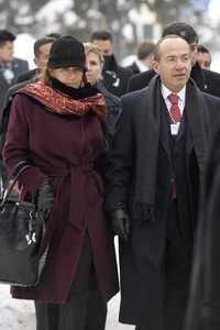 El presidente Felipe Calderón y su esposa, Margarita Zavala, durante un recorrido por calles de Davos