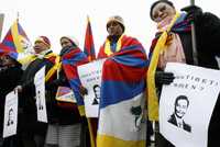 Activistas tibetanos se manifestaron ayer en contra del primer ministro chino, Wen Jiabao, en la estación de trenes en Davos, Suiza, sede del Foro Económico Mundial