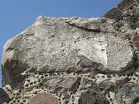 Los tubos expansivos afectaron esta piedra originaria que se utilizó hace años para reconstruir estructuras prehispánicas