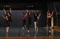 Bailarinas del Ballet Teatro del Espacio, durante un ensayo de la coreografía Diálogo de seducción y locura, de Bernardo Benítez