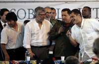 El presidente de Venezuela, Hugo Chávez, junto al de Ecuador, Rafael Correa, cantan micrófono en mano al lado del mandatario de Paraguay, Fernando Lugo, y al de Bolivia, Evo Morales, en el auditorio de la Universidad Pública de Pará, durante el octavo Foro Social Mundial