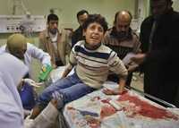 Un menor palestino recibe atención médica en un hospital de Jan Yunes tras ser herido por un misil del ejército israelí