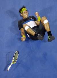 Rafael Nadal festeja su triunfo tras el partido más largo del Abierto de Australia, que duró 5:14 horas