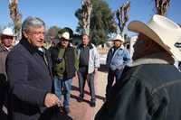 El "presidente legítimo", Andrés Manuel López Obrador, platica con habitantes de Bavispe, Sonora