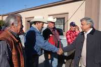 Andrés Manuel López Obrador saluda a simpatizantes, ayer durante la gira del tabasqueño por municipios del estado de Sonora