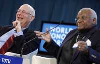 Klaus Schwab (izquierda), fundador del Foro Económico Mundial, y el arzobispo emérito de Sudráfrica, Desmond Tutu, participaron en la última sesión plenaria de la reunión anual que se celebra en Davos, Suiza
