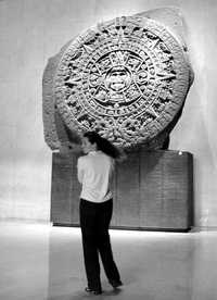 La Piedra del Sol, incorrectamente llamada calendario azteca, fue hallada en el Zócalo de la ciudad de México en 1790. El monolito ahora preside una de las salas principales del Museo Nacional de Antropología, recinto en el que se desarrollan trabajos de rehabilitación