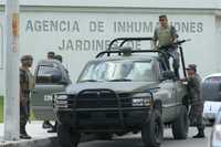 Integrantes del Ejército custodian la funeraria de Cancún donde fueron llevadas las víctimas