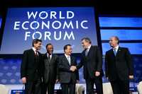 Fareed Zakaria, moderador del panel; Kgalema Motlanthe, presidente de Sudáfrica; Han Seung-Soo, primer ministro de la República de Corea; Gordon Brown, premier del Reino Unido, y Felipe Calderón, presidente de México, al término de su participación en el Foro Económico Mundial de Davos, Suiza, el pasado 30 de enero