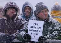 Manifestantes protestan fuera de la refinería de Lindsey, en el norte de Inglaterra, contra la contratación de obreros italianos y portugueses