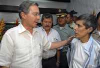 El presidente de Colombia, Álvaro Uribe, saluda al ex gobernador de Meta, Alan Jara, liberado por las FARC esta semana tras siete años de cautiverio