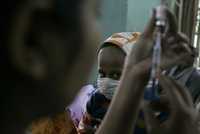 Una enfermera prepara una inyección para un paciente de cáncer en un hospital de la ciudad Kolkata, en India. Según la OMS en el periodo 2005-2015 habrán muerto 84 millones de personas a causa de esa enfermedad