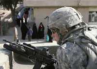 Un soldado estadunidense vigila desde una azotea del hospital de Abu Ghraib