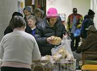 Habitantes del oeste de Cleveland reciben pan gratis de parte de voluntarios de la organización Hunger Network de Cleveland y de una iglesia local