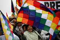 Simpatizantes del presidente boliviano participan en la multitudinaria manifestación en la ciudad de El Alto para la promulgación de la Constitución