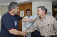 El presidente colombiano, Álvaro Uribe (a la derecha), visitó ayer en un hospital de Cali al ex legislador Sigifredo López, recientemente liberado por las FARC tras pemanecer en cautiverio por cerca de siete años