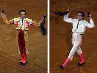 El torero español Enrique Ponce y el de Aguascalientes Arturo Macías festejan sus triunfos durante la corrida 18 de la temporada en el embudo de Insurgentes