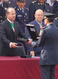 El presidente Felipe Calderón condecoró al coronel de infantería Moctezuma Ilhuicamina Zepeda por su mérito en la lucha contra el narcotráfico