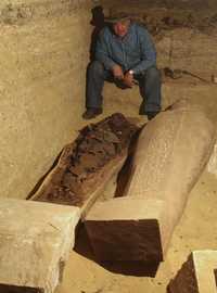 Zahi Hawass, presidente del Consejo Supremo de Antigüedades de Egipto, ayer, junto a una de las momias descubiertas en la necrópolis de Saqqara
