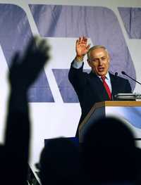 El ex primer ministro Netanyahu saluda a partidarios