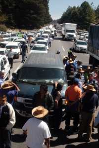Cientos de transportistas del valle de México provocaron ayer caos vehicular en la carretera México-Toluca, desde La Marquesa hasta el paraje La Escondida. Policías antimotines impidieron que llegaran a Toluca, donde pretendían menifestarse para exigir la destitución del subsecretario de Transporte del estado de México