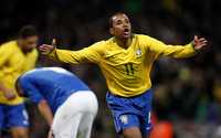 El brasileño Robinho anotó uno de los goles con que su selección se impuso a la de Italia en partido amistoso