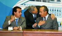 El presidente Felipe Calderón escucha en Los Pinos al líder cetemista Joaquín Gamboa Pascoe. Atestigua el secretario de Economía, Gerardo Ruiz Mateos