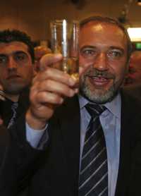El ultranacionalista Avigdor Lieberman, fiel de la balanza en Israel pese a llegar en el tercer lugar, celebra en Jerusalén