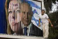 Un cartel electoral en Tel Aviv con los rostros de Livni y Netanyahu