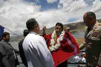 El gobernante boliviano, Evo Morales, acompañado por oficiales de la armada de Venezuela, durante la inauguración de un barco en el lago Titicaca