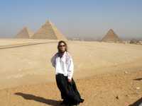 La actriz aparece cerca de las milenarias pirámides de Egipto
