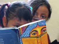 Niñas zapatistas en plena lectura