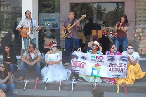 Grupos de manifestantes se congregaron ayer en la explanada principal de Ecatepec, estado de México, para realizar una representación artística en memoria de las víctimas de feminicidioFoto Mario Antonio Núñez López
