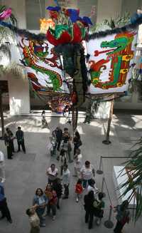 Dragones de papel surcan las alturas del museo