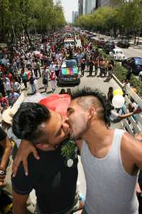 Integrantes de la comunidad lésbico gay en Reforma