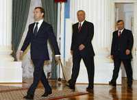 Los gobernantes de Rusia, Dimitri Medvediev; de Osetia del Sur, Eduard Kokoiti, y de Abjazia, Serguei Bagapsh, se encaminan en el Kremlin a la firma de los acuerdos de seguridad, cooperación y asistencia recíproca