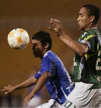 Édgar Andrade, del Cruz Azul, disputa el balón al hodureño Mario Roberto Beata, del Marathon, durante el partido en San Pedro Sula