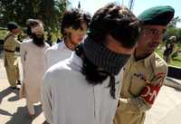 Militantes afganos detenidos son presentados por soldados paquistaníes a los medios en Bajaur